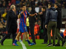 Suárez prolongó su salida del campo de juego y, molesto, después declaró: 'Me río de la expulsión'. AFP / L. Gene