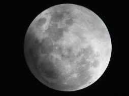 La luna no se oscurecerá totalmente como en un eclipse total, solo parte de ella, y podrá verse desde la mayor parte del mundo. AP / ARCHIVO