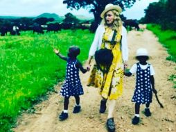 En la imagen, Madonna se ve tomada de la mano de las pequeñas. INSTAGRAM / madonna