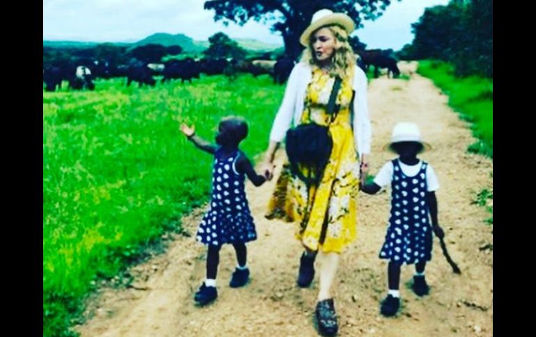 En la imagen, Madonna se ve tomada de la mano de las pequeñas. INSTAGRAM / madonna