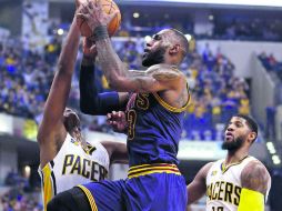 LeBron James (#23) tuvo una actuación de 25 puntos, seis rebotes y nueve asistencias ayer ante los Pacers. AP / M. Conroy