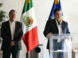 El Gobernador Aristóteles Sandoval y el secretario de Desarrollo Económico, José Palacios, durante el anuncio de la inversión. FACEBOOK / SEDECOJalisco