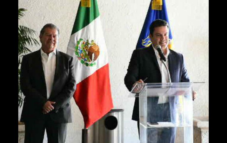 El Gobernador Aristóteles Sandoval y el secretario de Desarrollo Económico, José Palacios, durante el anuncio de la inversión. FACEBOOK / SEDECOJalisco