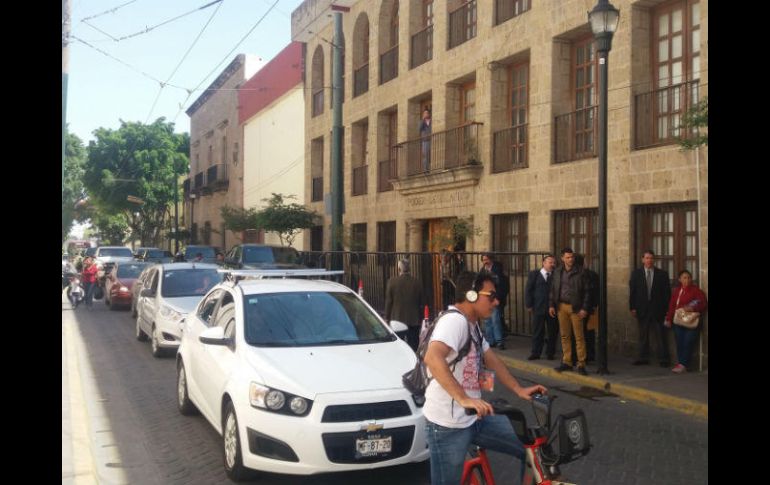 Algunos de los autos están estacionados en línea amarilla pero no pueden ser multados. EL INFORMADOR / P. Miranda