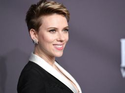 Scarlett Johansson posó para fotógrafos pero pasó de largo frente a los reporteros de televisión. AFP / A. Weiss