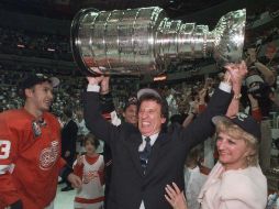 Ilitch celebra con la Copa Stanley que obtuvo con los Red Wings en 1998. AP / J. H. Gonzalez