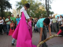 Luis David Adame realizó una práctica improvisada en el camellón central de la Avenida Chapultepec. EL INFORMADOR / M. Vargas