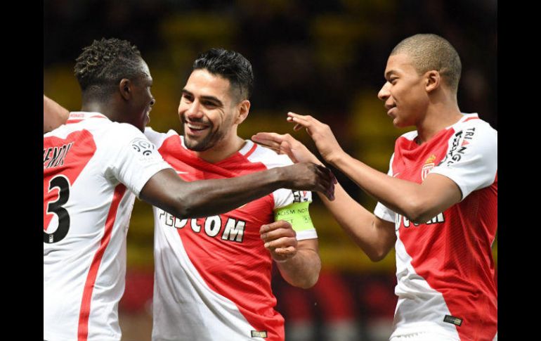 Falcao (C) y Mbappe (I) celebran la victoria. AFP / Coatsaliou