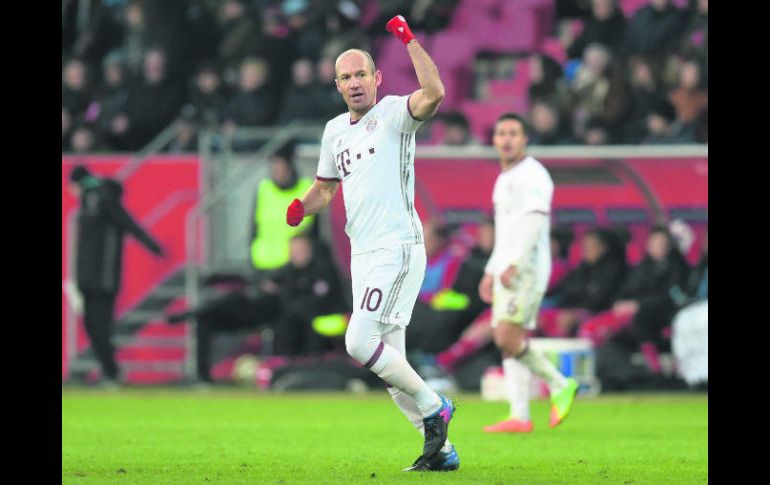 Cierre. El holandés Arjen Robben puso cifras definitivas a favor del Bayern, ayer frente al Ingolstadt. AFP / C. Stache