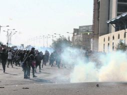 Trifulca. Los agentes de seguridad usaron balas de goma y gas lacrimógeno. EFE /