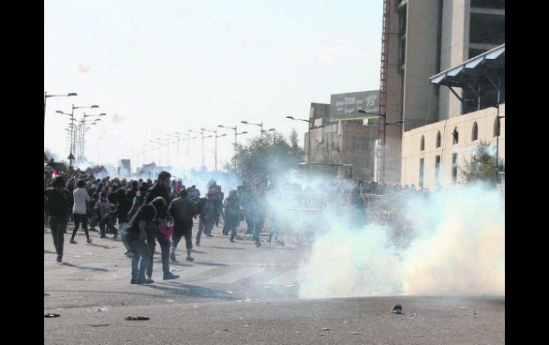 Trifulca. Los agentes de seguridad usaron balas de goma y gas lacrimógeno. EFE /