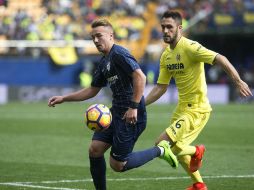 El centrocampista del Málaga Javier Ontiveros disputa el balón con el defensa del Villarreal CF Víctor Ruíz. EFE / D. Castelló