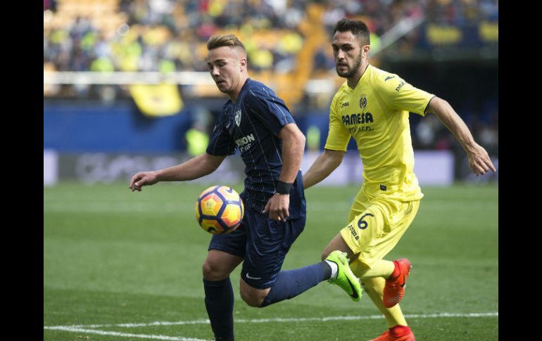 El centrocampista del Málaga Javier Ontiveros disputa el balón con el defensa del Villarreal CF Víctor Ruíz. EFE / D. Castelló