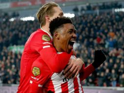 Steven Bergwijn celebra el segundo tanto de los Granjeros. TWITTER / @PSV