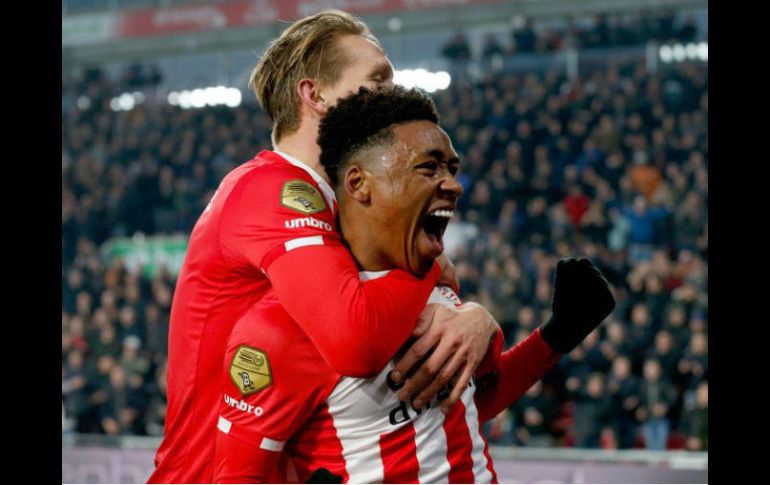 Steven Bergwijn celebra el segundo tanto de los Granjeros. TWITTER / @PSV