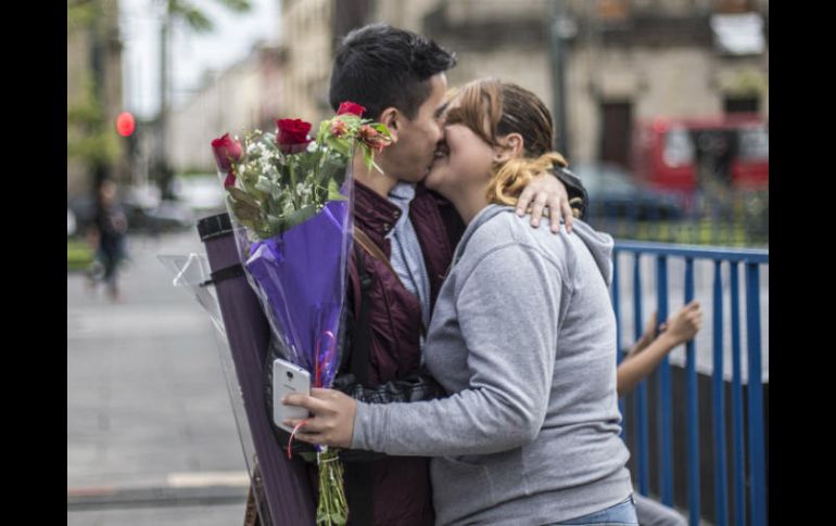 La mayoría de las parejas tienen la costumbre de dar diversos presentes, como flores, peluches y chocolates. EL INFORMADOR / ARCHIVO