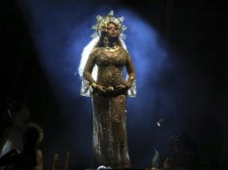 Beyoncé lució su embarazo con un vestido dorado y una corona del mismo color. AP / M. Sayles