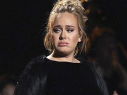 A Adele le ganó la emoción y pidió volver a hacer su performance en tributo a George Michael. AP /