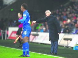 Desesperado. Claudio Ranieri, el DT italiano que llevó al Leicester a los cuernos de la Luna, no se explica el derrumbe de su equipo. AFP /