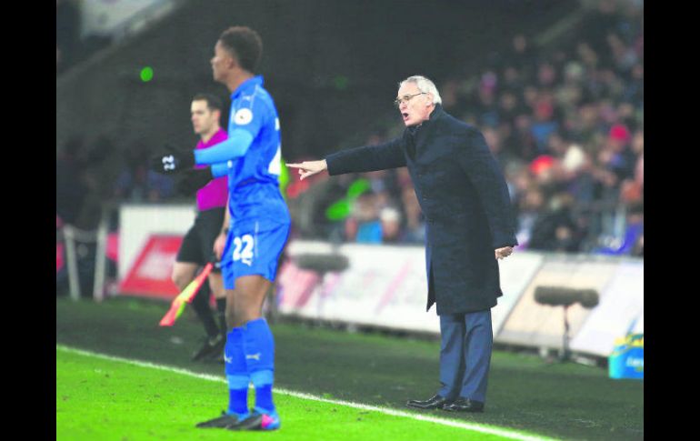 Desesperado. Claudio Ranieri, el DT italiano que llevó al Leicester a los cuernos de la Luna, no se explica el derrumbe de su equipo. AFP /