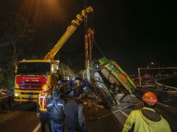 Hasta el momento se desconoce la causa del accidente, pero ya la policía investiga si el autobús transitaba a alta velocidad. EFE / R. Tongo