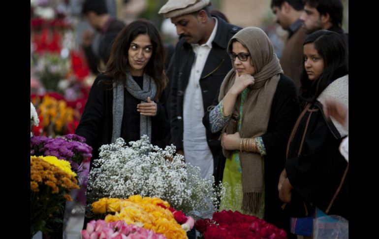 La ciudad pakistaní ordena a los medios no imprimir ni transmitir todo lo que promueva la festividad del Amor y la Amistad. AP / ARCHIVO