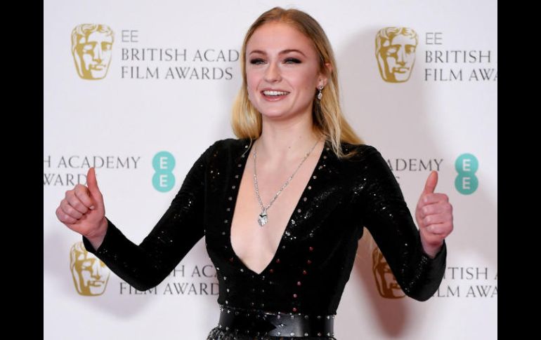 Sophie Turner habló sobre sus proyectos durante la alfombra roja de la entrega de los BAFTA. EFE / A. Rain