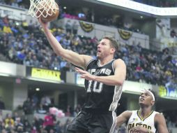 David Lee, de Spurs, salta para anotar dos de los 12 puntos que consiguió ayer en su cuenta personal ante los Pacers. AP / D. Cummings