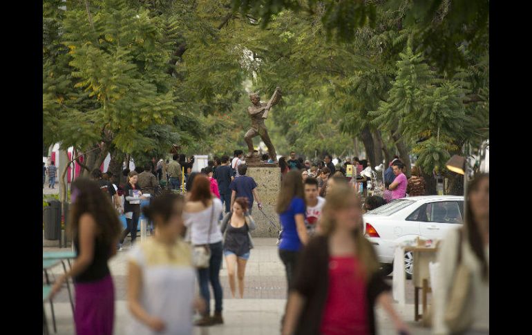 En el futuro la ciudad ya no privilegiará al automóvil y el espacio público será dominado por el peatón y los ciclistas. EL INFORMADOR / ARCHIVO