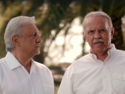 En la imagen, el tabasqueño junto al doctor Miguel Ángel Navarro; video que difundió por error. FACEBOOK / Andres Manuel Lopez Obrador