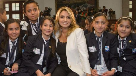 Angélica Rivera,  felicitó a los infantes y los exhortó a que sigan trabajando con la misma emoción y ánimo todos los días. NTX / SALUD