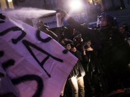 Con gas lacrimógeno los policías repelieron las marchas en solidaridad con Théo. EFE / E. Laurent