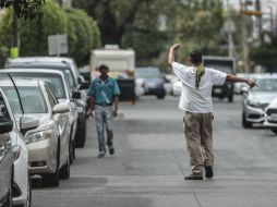 Las zonas comerciales o con oficinas públicas están invadidas por 'apartalugares', aunque se cuente con estacionómetros. EL INFORMADOR / F. Atilano