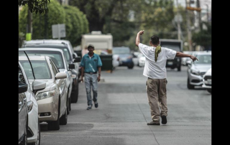 Las zonas comerciales o con oficinas públicas están invadidas por 'apartalugares', aunque se cuente con estacionómetros. EL INFORMADOR / F. Atilano