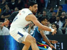 El basquetbolista mexicano, aportó en seguidas intervenciones para que el Real Madrid, culminara con victoria. EFE / A. Ruíz