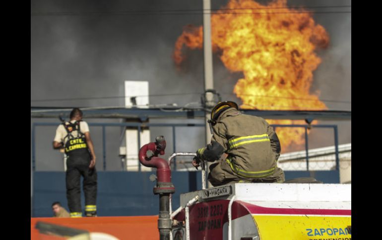 El miércoles pasado se presentó un incendio en una fábrica de pinturas localizada en la colonia Atlas de Guadalajara. EL INFORMADOR / ARCHIVO