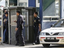 Agentes vigilan el departamento forense del Hospital General de Kuala Lumpur, donde está el cuerpo de Kim Jong-nam. EFE / A. Yusni