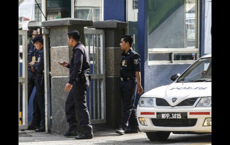 Agentes vigilan el departamento forense del Hospital General de Kuala Lumpur, donde está el cuerpo de Kim Jong-nam. EFE / A. Yusni