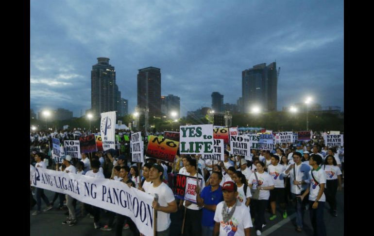 Los participantes agitaron pancartas y gritaron consignas en contra de las polémicas medidas antidrogas de Duterte. AP / B. Marquez