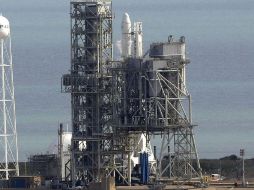 El Falcon permanece en el complejo de lanzamiento a la espera de volar hacia la estación espacial para la entrega de suministros. AP / R. Huber