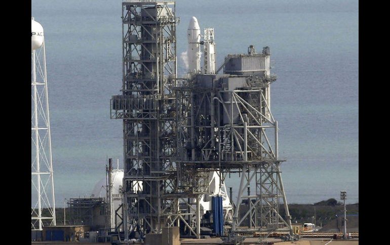 El Falcon permanece en el complejo de lanzamiento a la espera de volar hacia la estación espacial para la entrega de suministros. AP / R. Huber