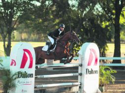 Martín Jiménez, a lomos de 'Country Girl', se llevó la moña verde al primer lugar en la prueba libre con obstáculos a 1.30 metros. EL INFORMADOR / F. Atilano