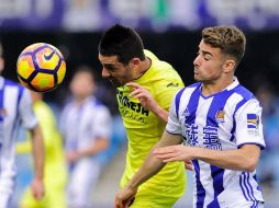 El centrocampista del Villarreal Bruno Soriano disputándose el balón con David Concha en el estadio Anoeta. AFP / A. Guillenea