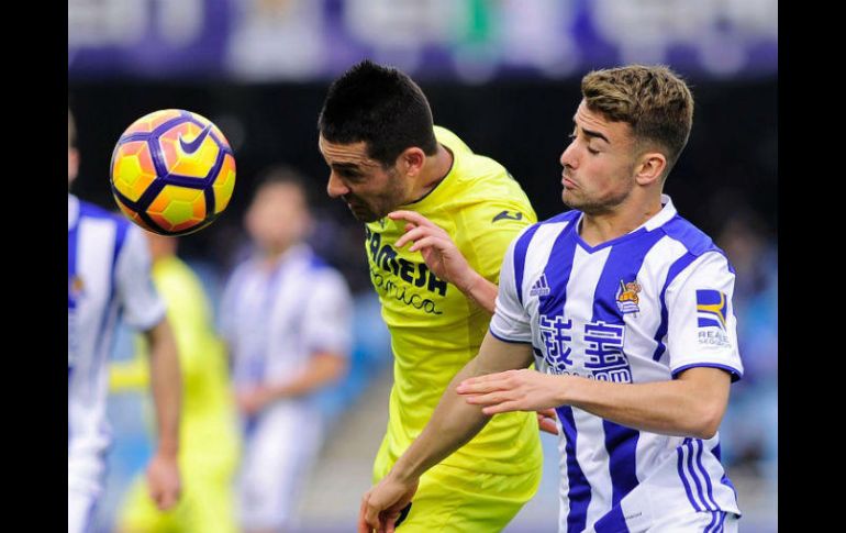 El centrocampista del Villarreal Bruno Soriano disputándose el balón con David Concha en el estadio Anoeta. AFP / A. Guillenea