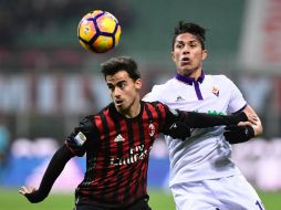 Salcedo (I) marca a Suso (D), jugador español del Milan. AFP / M. Medina