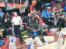 Russell Westbrook intenta convertir una clavada ante la mirada de Paul George, en el Juego de Estrellas de la NBA. EFE / L. Smith