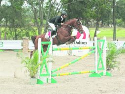 A lomos de “Country Girl”, Martín Jiménez se llevó ayer la prueba libre con obstáculos a 1.40 metros de altura. EL INFORMADOR / M. Vargas