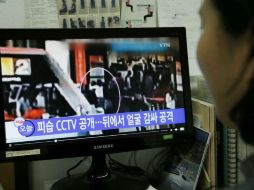 Una mujer surcoreana sigue por televisión un reportaje sobre el asesinato de Kim Jong-nam. EFE / J. Heon-Kyun