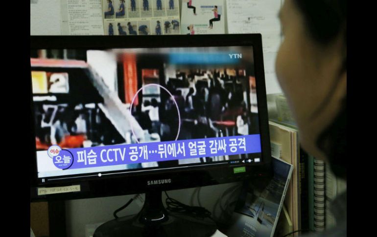 Una mujer surcoreana sigue por televisión un reportaje sobre el asesinato de Kim Jong-nam. EFE / J. Heon-Kyun