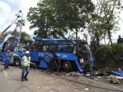 Tras la colisión, el poste cayó sobre el techo del autobús, que transportaba a más de 50 personas y que quedó totalmente destrozado. EFE / R. Dela Pena